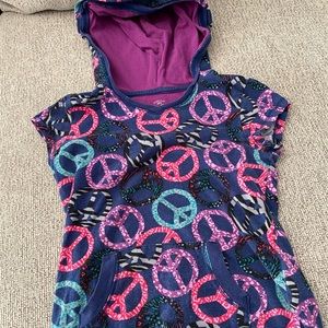 Girls shirt sleeve shirt with hood.